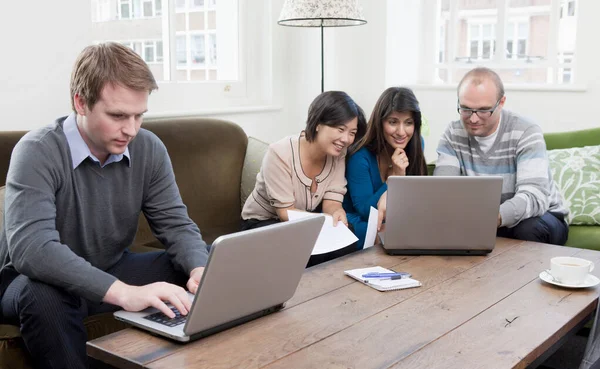 Personas Que Trabajan Una Oficina Informal — Foto de Stock