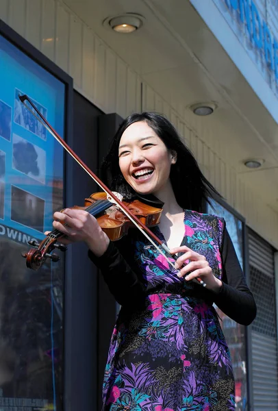 Giovane Busker Femminile Suonare Violino — Foto Stock