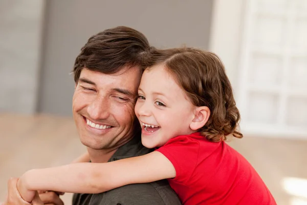 Ojciec Córka Przytulają Się — Zdjęcie stockowe