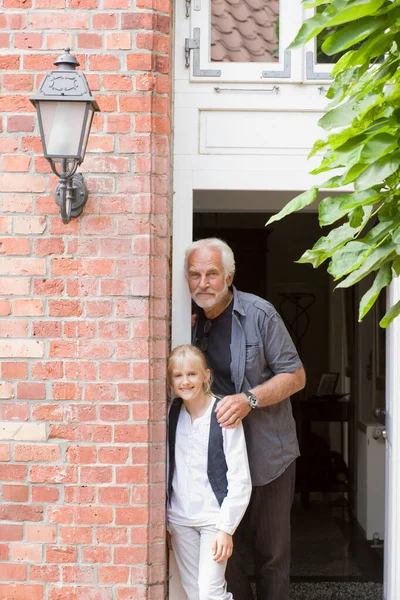 Abuelo Nieta Esperando —  Fotos de Stock