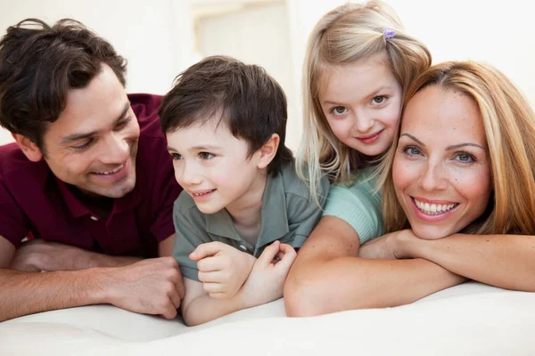 Família Feliz Casa — Fotografia de Stock