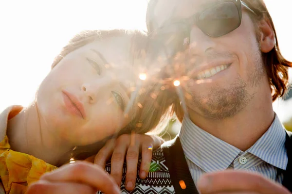 Casal Jovem Com Faíscas — Fotografia de Stock