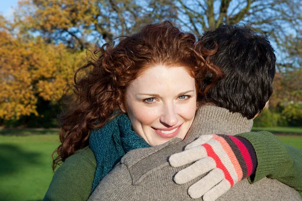 Una Mujer Sonriente Mirando Por Encima Del Hombro Pareja — Foto de Stock