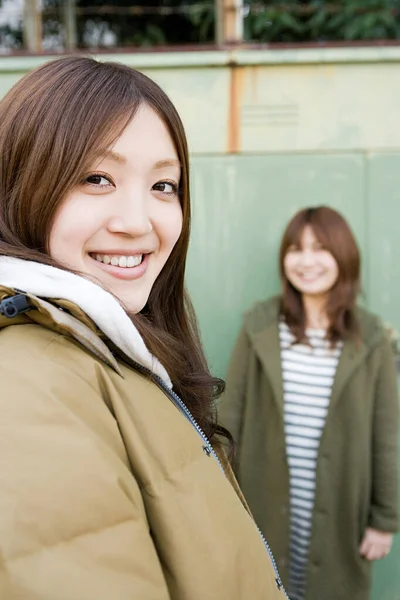Mladé Ženy Venku Usmívají — Stock fotografie