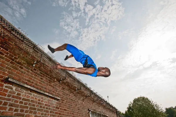 Sportler Springt Über Ziegelmauer — Stockfoto