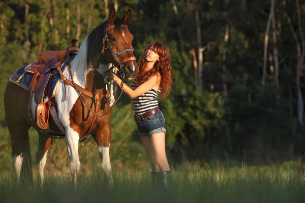 フォレスト内の女性歩く馬 — ストック写真