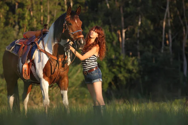 Mujer Caminando Caballo Bosque —  Fotos de Stock