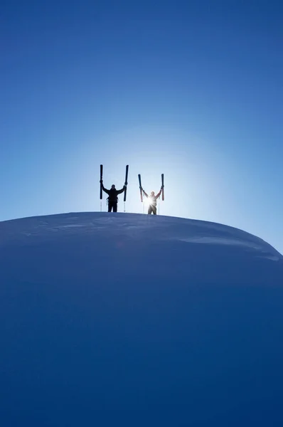 Skifahrer am Gipfel des Berges — Stockfoto