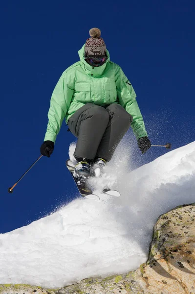 Skifahrer Springt Von Einem Felsen — Stockfoto