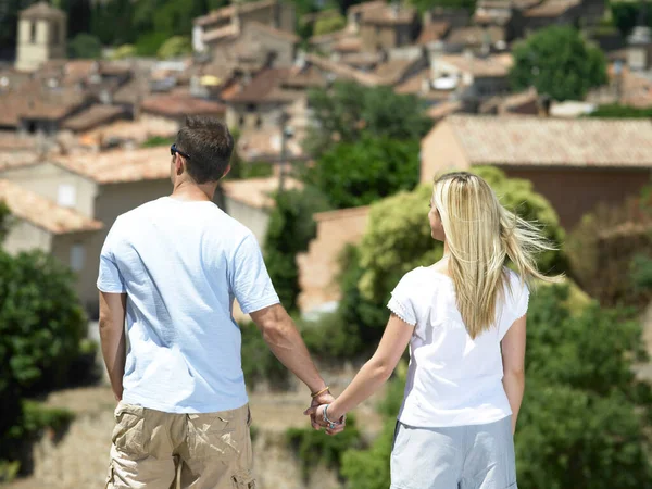 Casal Segurando Mãos Admirando Vista — Fotografia de Stock