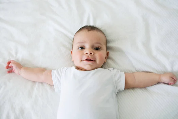 Bebek Sırt Üstü Uzanıyor — Stok fotoğraf