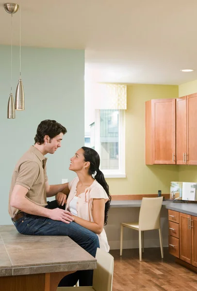 Paar Redet Küche — Stockfoto