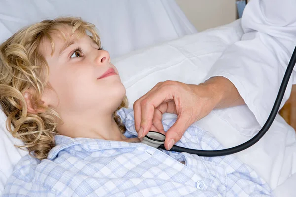 Dziewczyna Lekarz Stetoskopem — Zdjęcie stockowe