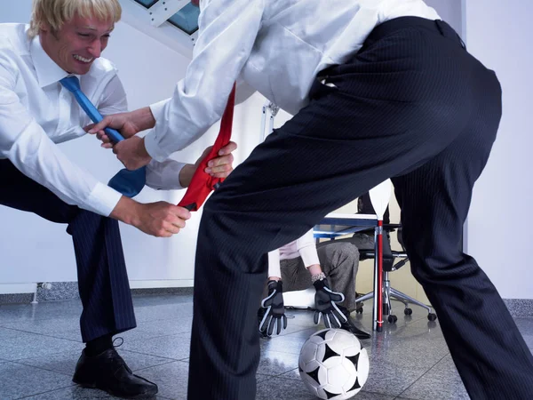 Επιχειρηματίες Αγωνίζονται Για Ποδόσφαιρο Επιχειρηματικό Υπόβαθρο Έννοια — Φωτογραφία Αρχείου