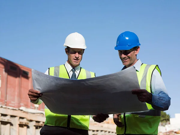 Dojrzali Mężczyźni Sprawdzający Plany Placu Budowy — Zdjęcie stockowe