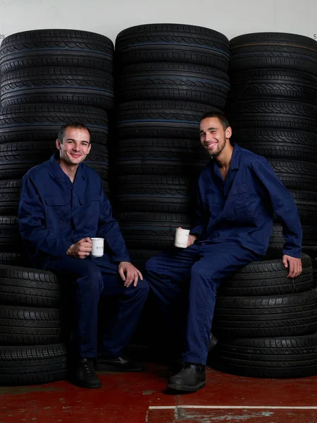 Autószerelő Férfiak Ülnek Garázsban — Stock Fotó