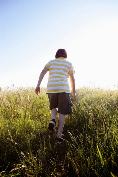 Ragazzo Che Cammina Tra Praterie — Foto Stock