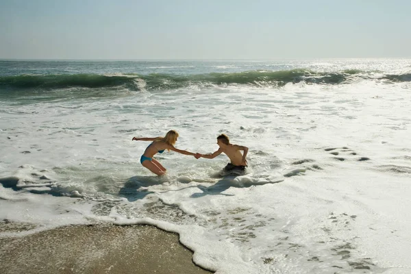 Casal Ajudando Uns Aos Outros Surf — Fotografia de Stock