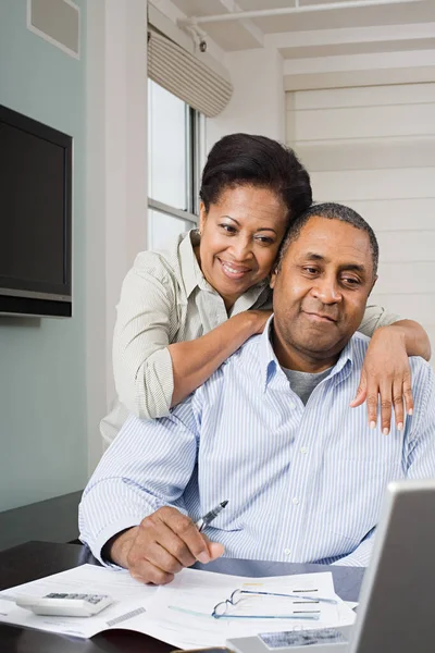 Casal Fazendo Finanças Casa — Fotografia de Stock