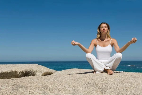 Woman Meditation Beach — Stock Photo, Image