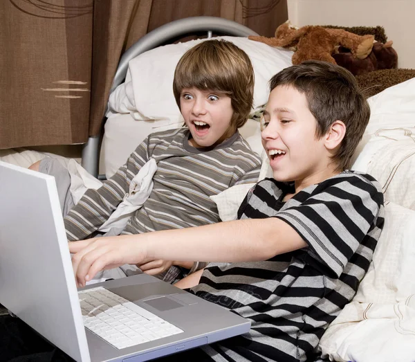 Zwei Jungen Auf Dem Boden Liegend Und Mit Laptop — Stockfoto