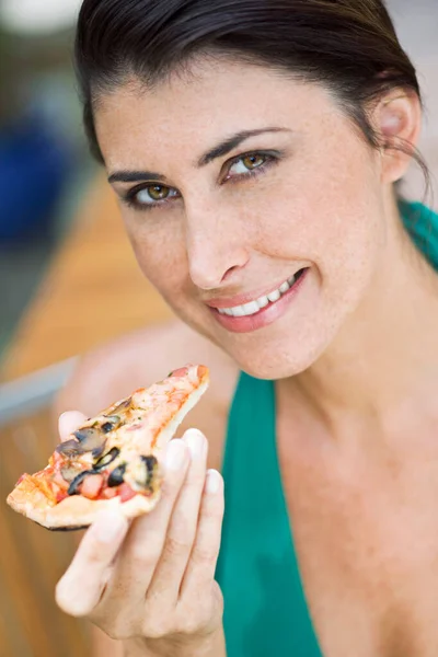 Bir Dilim Pizzası Olan Bir Kadın — Stok fotoğraf