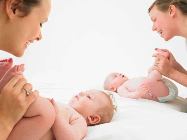 Mütter Spielen Mit Babys — Stockfoto