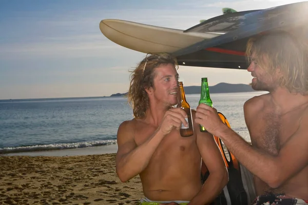 Surf men drinking beer — Stock Photo, Image