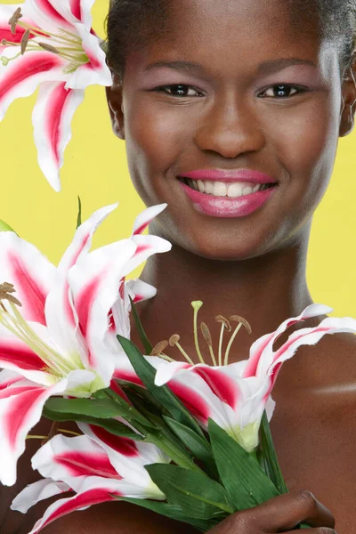 Mulher Sorrindo Segurando Flores Estúdio — Fotografia de Stock