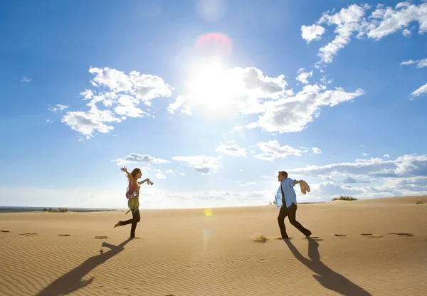 Mann findet Frau im Sand — Stockfoto