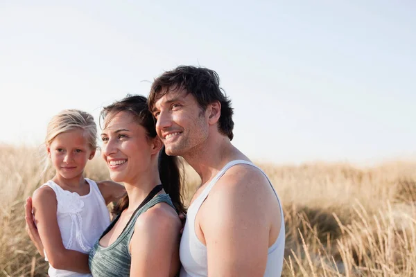 Familie Lächeln Strand — Stockfoto