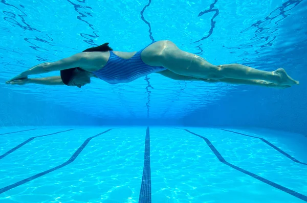 Žena Plavání Bazénu Pod Vodou Pohled — Stock fotografie