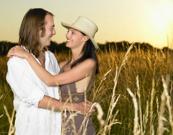 Casal Pôr Sol Num Campo — Fotografia de Stock