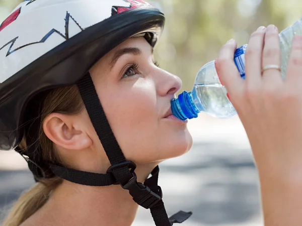 Young Female Cyclist Drinking Water — Stock Photo, Image