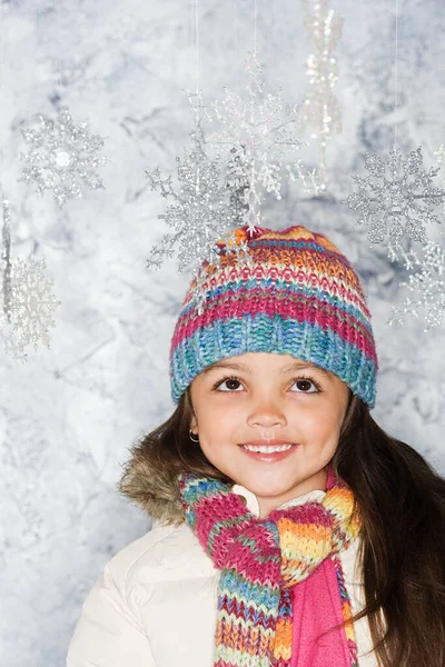 Симпатичная Девушка Смотрит Снежинки — стоковое фото