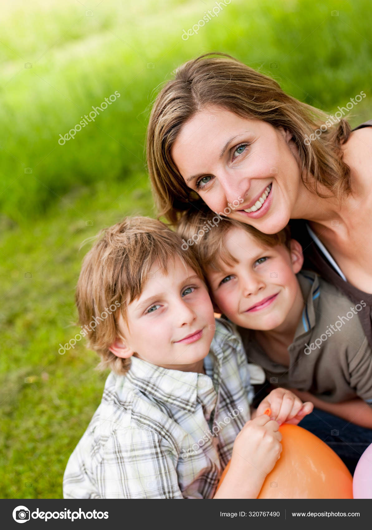 Мать с ребенком. Два сына т маму. Счастливое материнство двое сыновей. Семья взрослые дети. Фотосессия с двумя сыновьями.