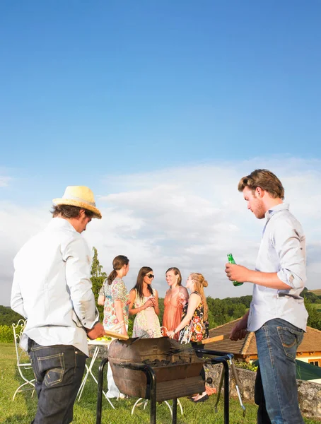 Unga Män Sköter Grillning — Stockfoto