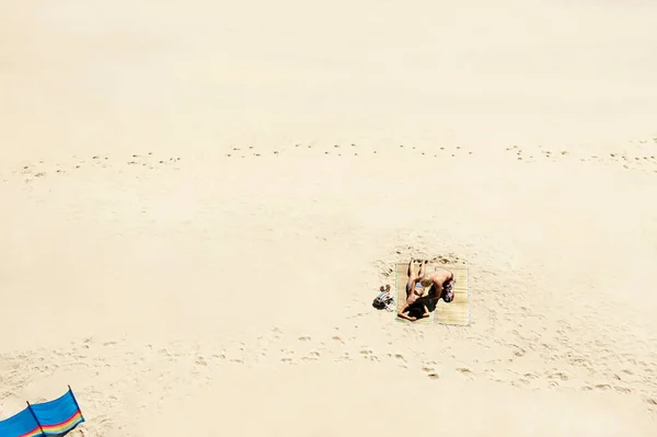 Casal Banhos Sol Praia Areia Branca — Fotografia de Stock