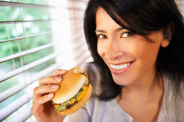 Žena Pojídá Hamburger — Stock fotografie