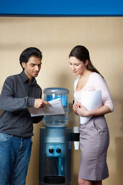Hombre Mujer Pie Junto Refrigerador Agua —  Fotos de Stock