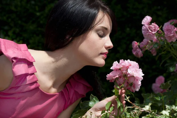 Frau Riecht Blumen Freien — Stockfoto