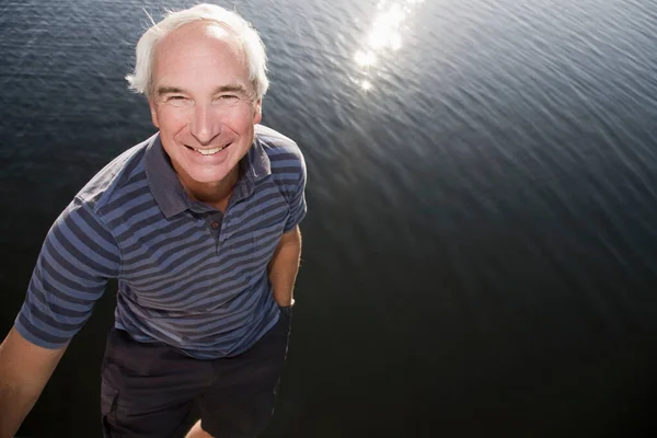 Uomo Piedi Vicino All Acqua — Foto Stock