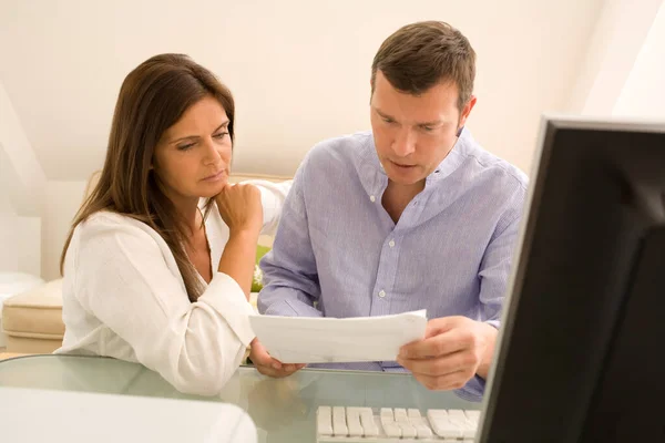 Pareja Con Carta Cerca — Foto de Stock