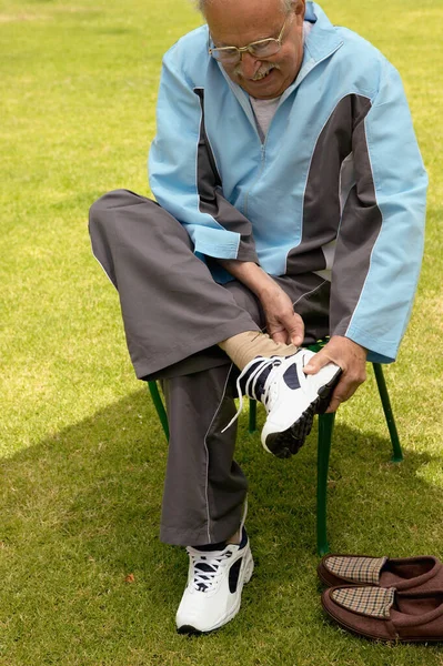 Starszy Mężczyzna Zakładający Buty — Zdjęcie stockowe