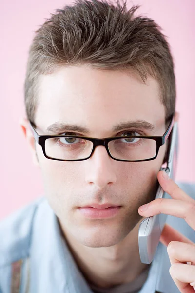 Homme Sérieux Sur Téléphone Portable Vue Face — Photo