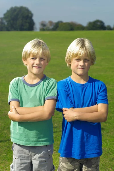 Twee Blonde Jongens Het Veld — Stockfoto
