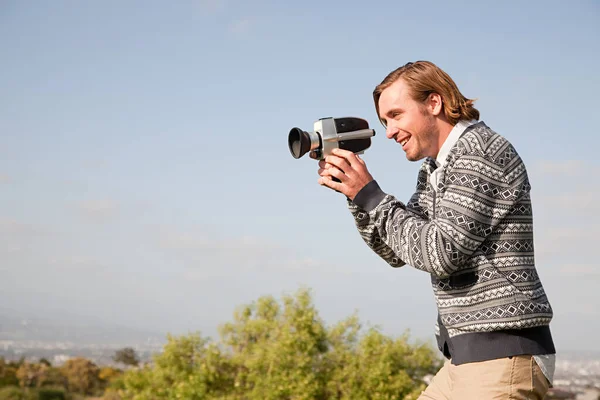Mladý Muž Pomocí Videokamery Venku — Stock fotografie