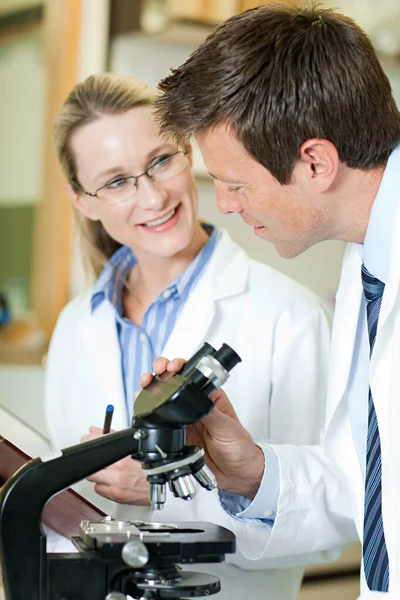 Médicos Com Microscópio Medicina Conceito Saúde — Fotografia de Stock