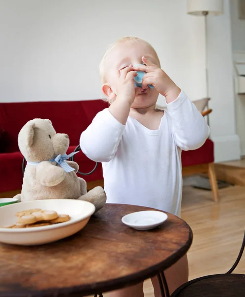 Pojkbarn Som Tar Låtsaskopp — Stockfoto