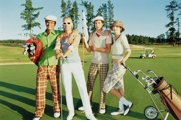 Csoport Portré Boldog Barátok Golfpályán — Stock Fotó